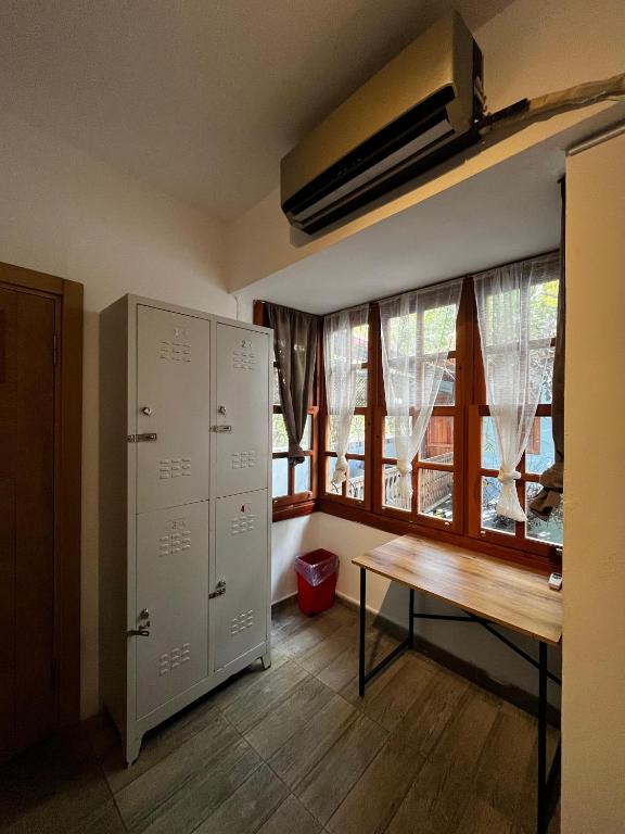 فضای داخلی Kuyu Beergarden Hostel در آنتالیا - تصویر ۳