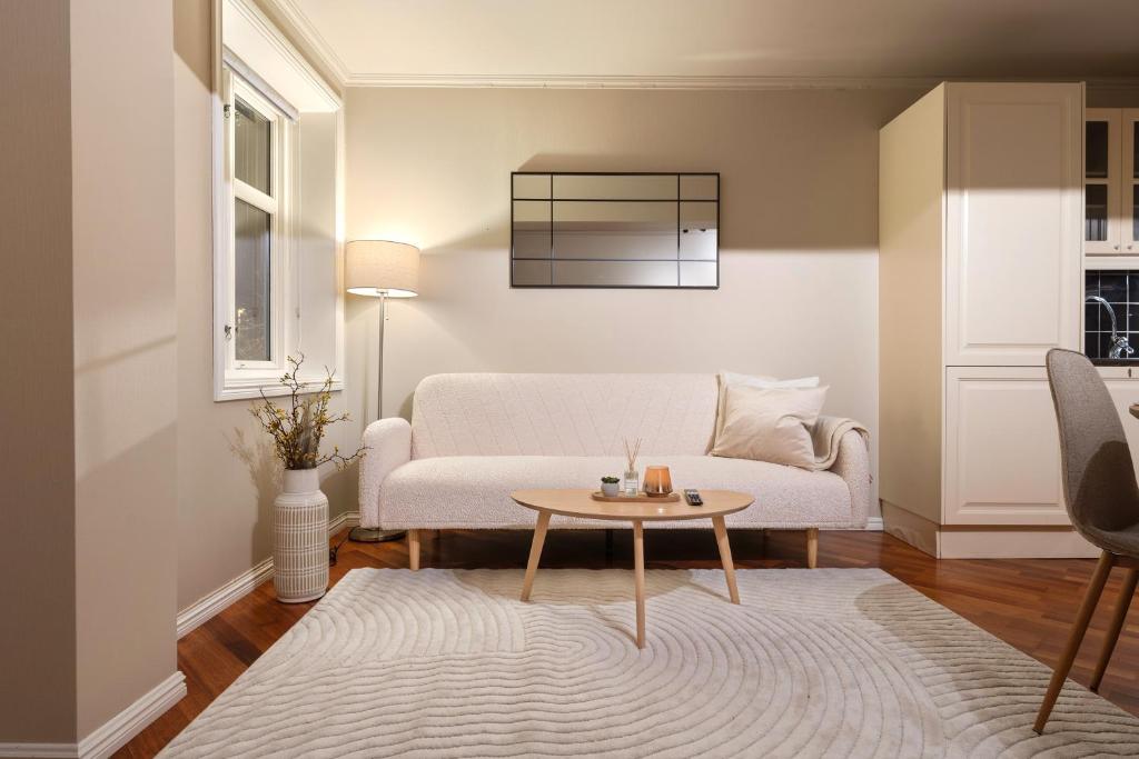 een woonkamer met een bank en een tafel bij ARCTIC HOMES - Harmony Retreat in Tromsø