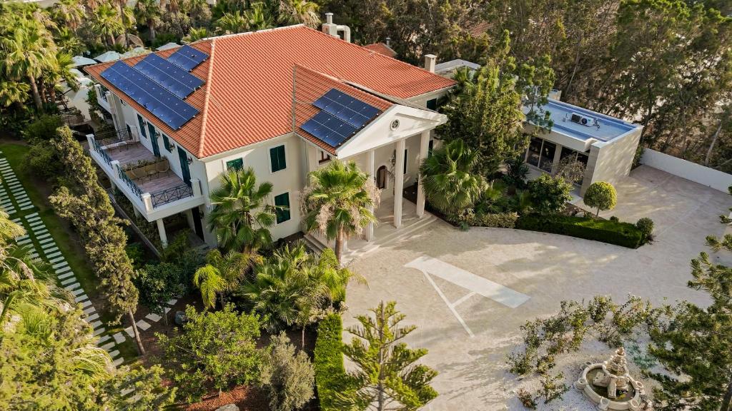 una vista aerea di una casa con pannelli solari sul tetto di Averde Residence a Larnaka
