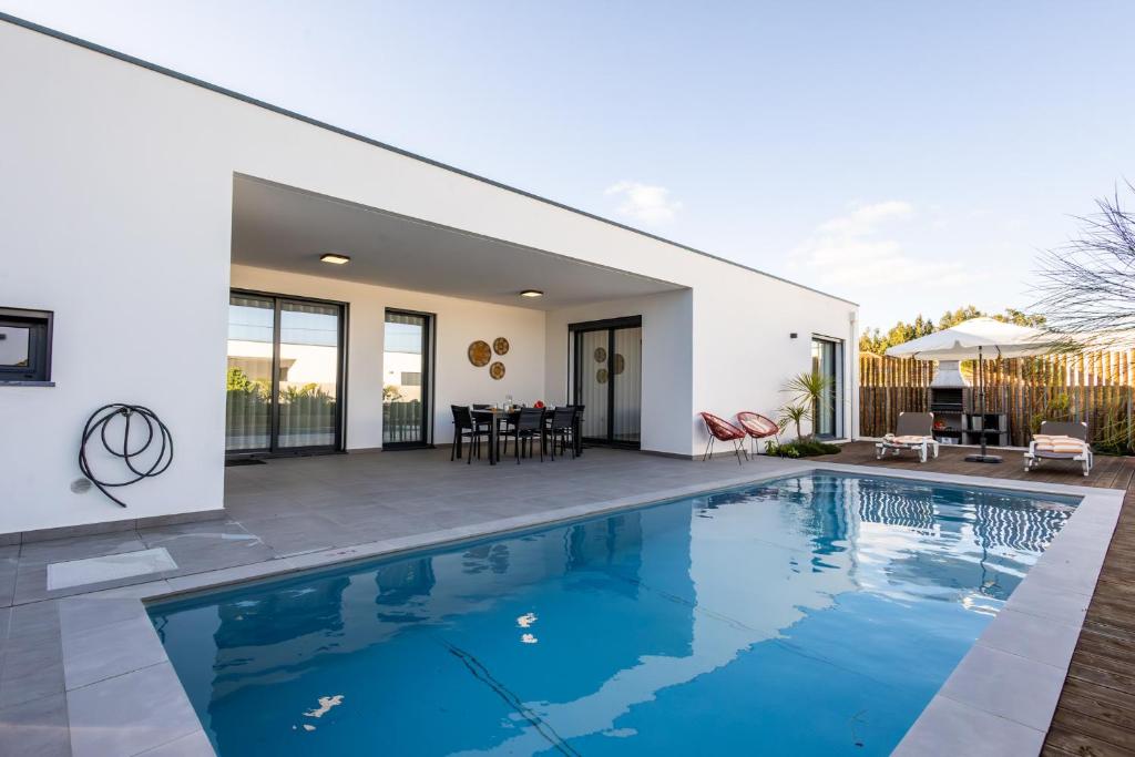 Swimmingpoolen hos eller tæt på Villa Mariana