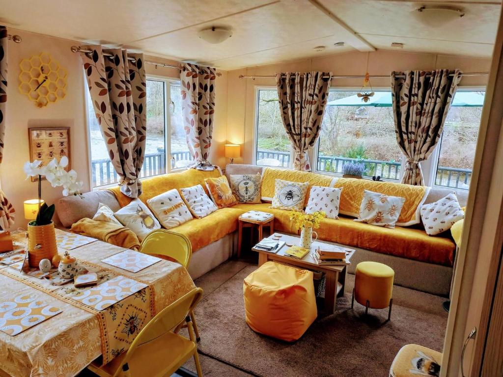 Posezení v ubytování The HIVE on the river bank