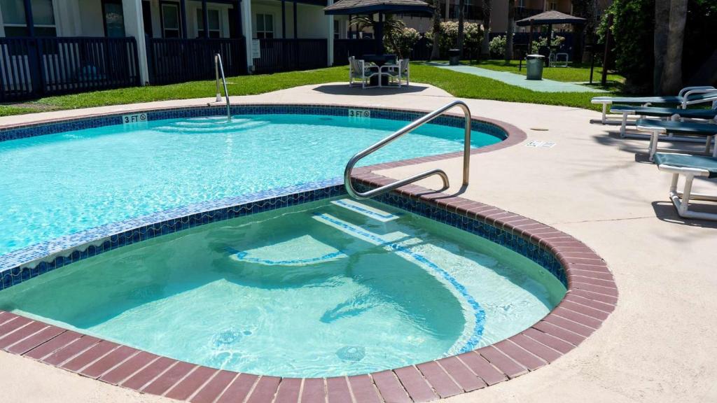 Πισίνα στο ή κοντά στο Surfside II #109 home