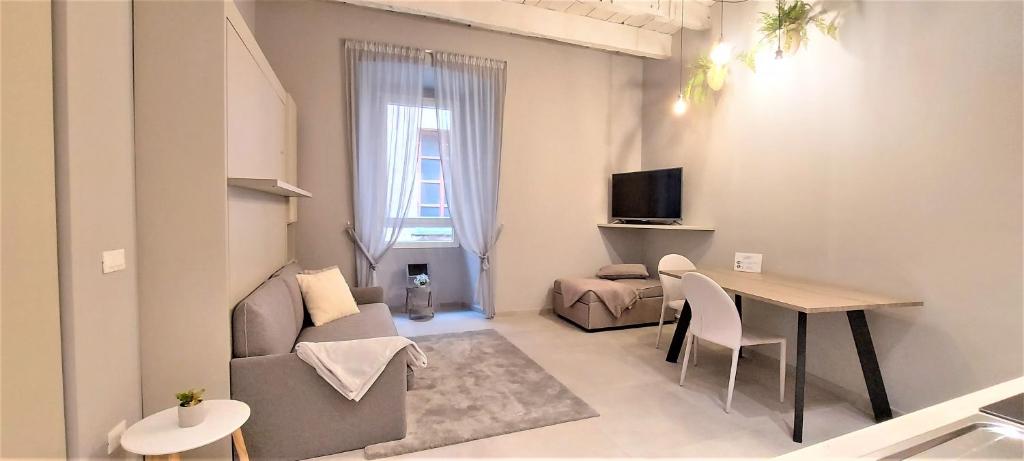 圣雷莫Petronilla House 008055-LT-1202的一间带桌子和沙发的小客厅