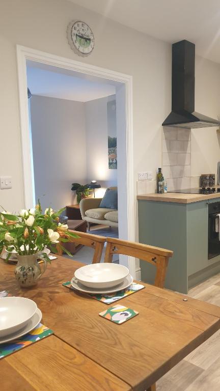 ein Tisch mit Tellern darauf in einer Küche in der Unterkunft The Meads in Ilfracombe