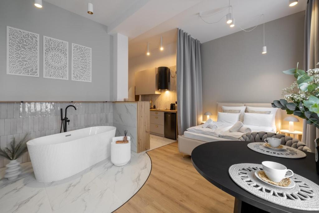 Ένα ή περισσότερα κρεβάτια σε δωμάτιο στο VIP Apartamenty BAST 143 TOP LOCATION - LUX z WANNĄ OFF Piotrkowska Stajnia Jednorożca HopaLupa ATLAS ARENA