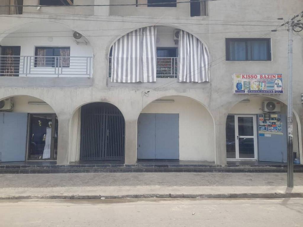 a building with arched windows and doors on a street at Studio YaciAdjo in Abidjan