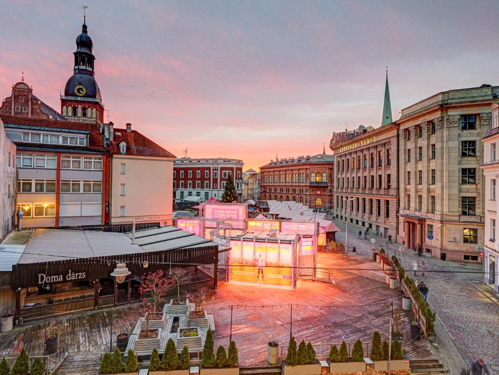 Blick auf eine Stadtstraße mit Gebäuden in der Unterkunft Old Town Doma View 1BR Stays in Riga