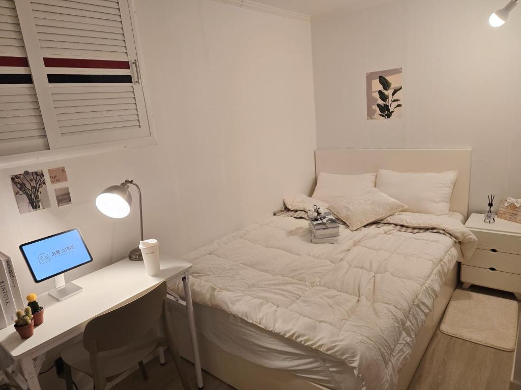 Ένα ή περισσότερα κρεβάτια σε δωμάτιο στο 부천역 300m 초역세권 여행자 숙소