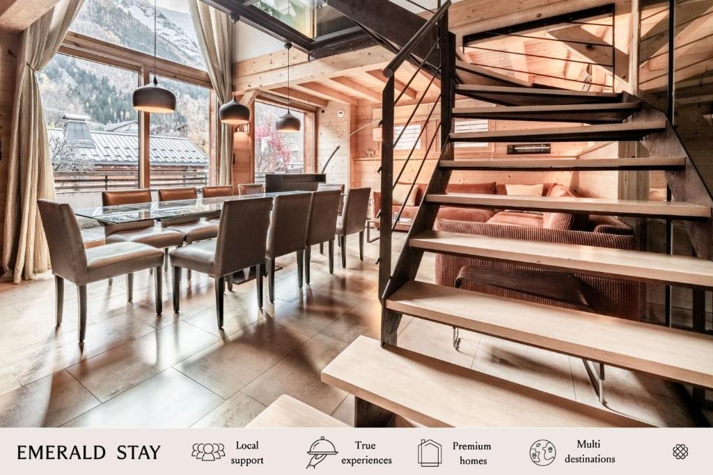 Chalet Inari Chamonix - by EMERALD STAY في شامونيه مون بلان: غرفة طعام بها درج وطاولة وكراسي