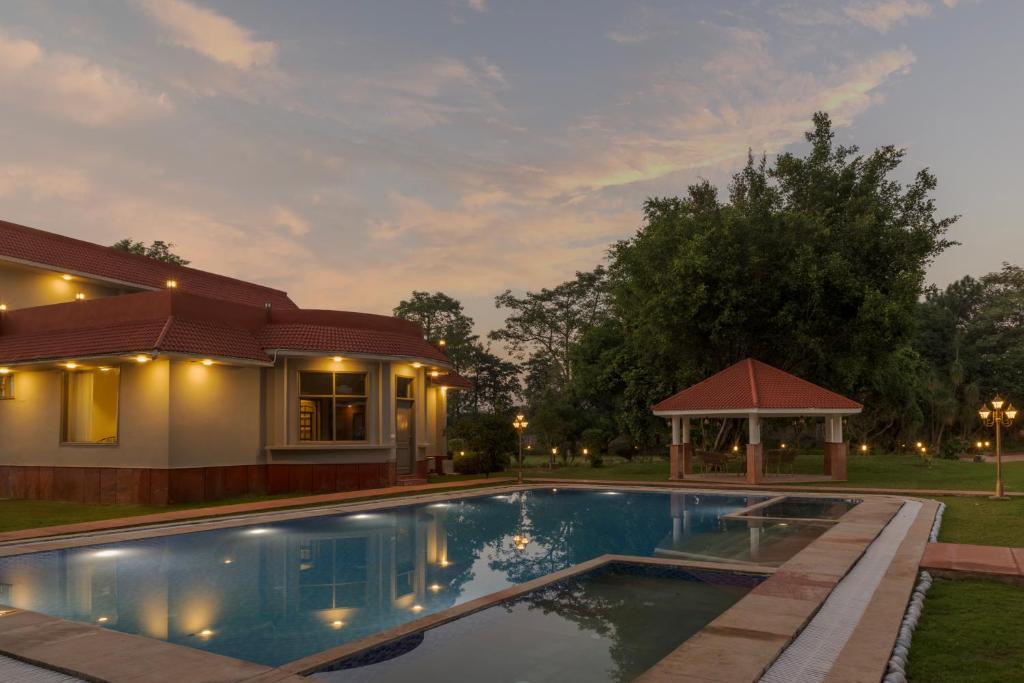 Bazén v ubytování SaffronStays Emerald Farms nebo v jeho okolí