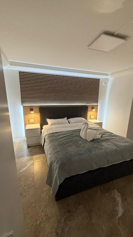 ein Schlafzimmer mit einem großen Bett in einem Zimmer in der Unterkunft Casa Cota in Craiova