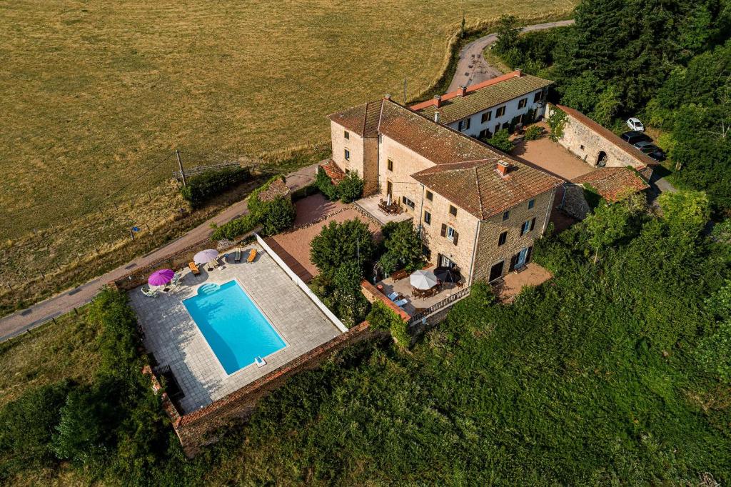 Thizy-les-BourgsDomaine de Courcenay的带游泳池的房子的鸟瞰图