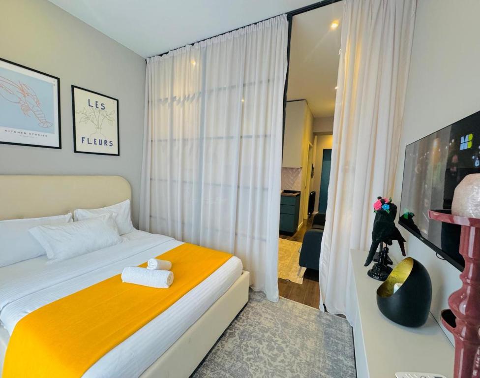 Un dormitorio con una cama con toallas. en Central Comfort Studio, en Itʼkhvisi