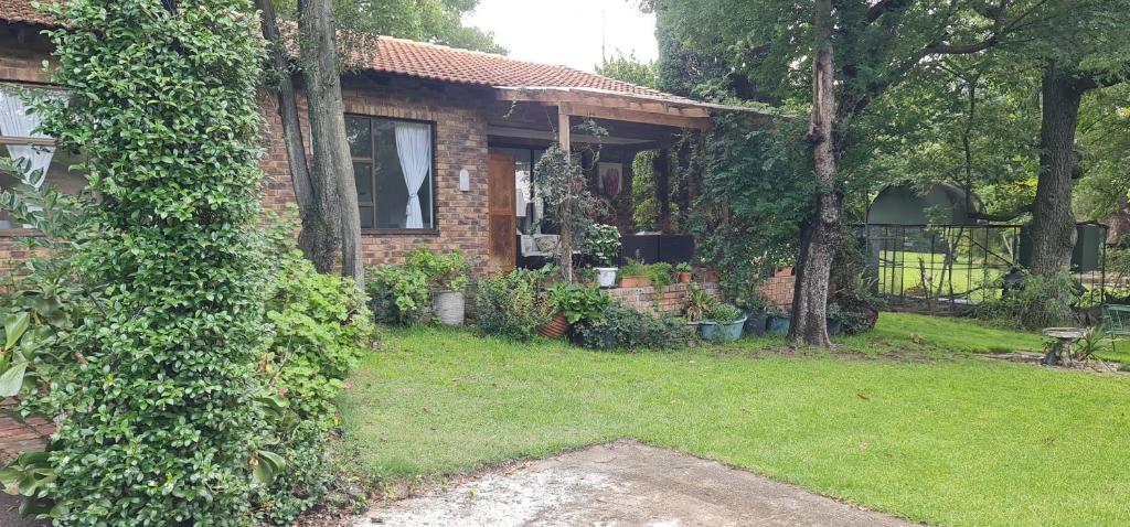 Κήπος έξω από το Waybury Cottage - a cozy home from home !