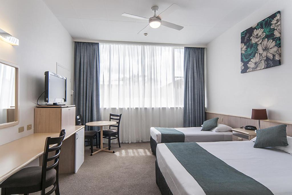 Comfort Inn Regal Park - スーペリアトリプルルーム（キング1台とシングル1台）