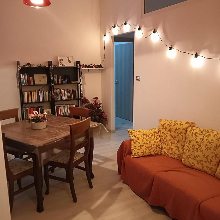 un soggiorno con un tavolo e un divano di Accogliente e comoda Casa Rampa a Campobasso