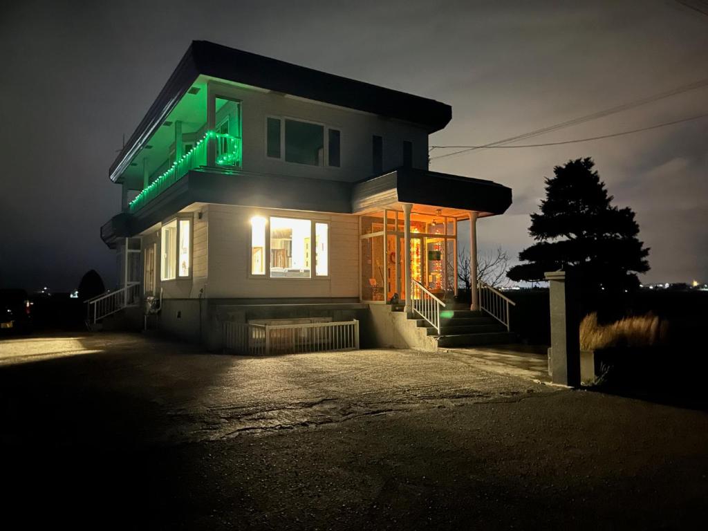 una casa con luci verdi sopra di countryside FURANO a Nakafurano