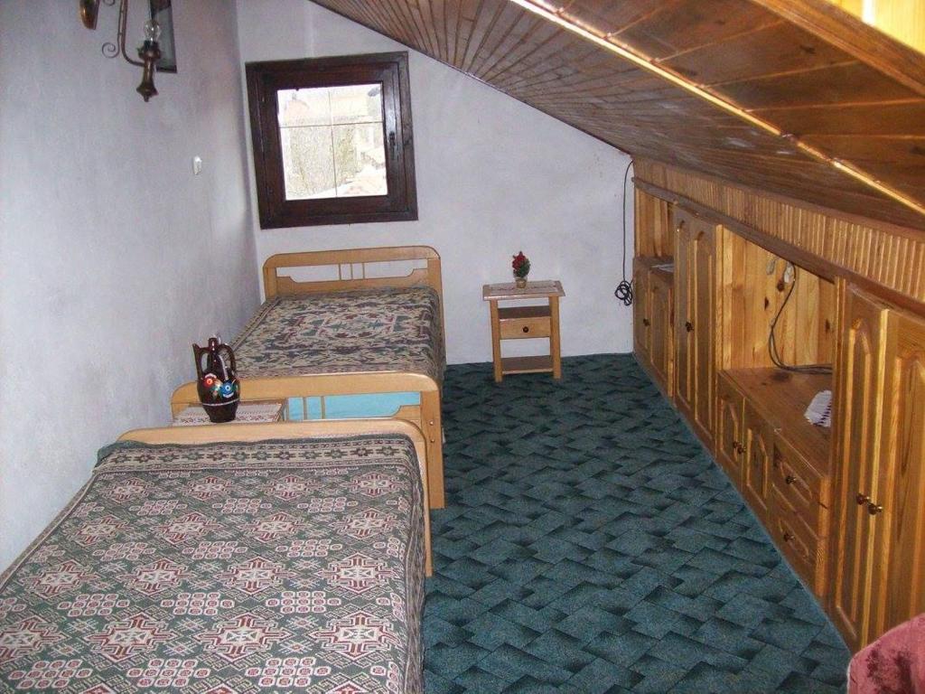 En eller flere senge i et værelse på Leona Luka