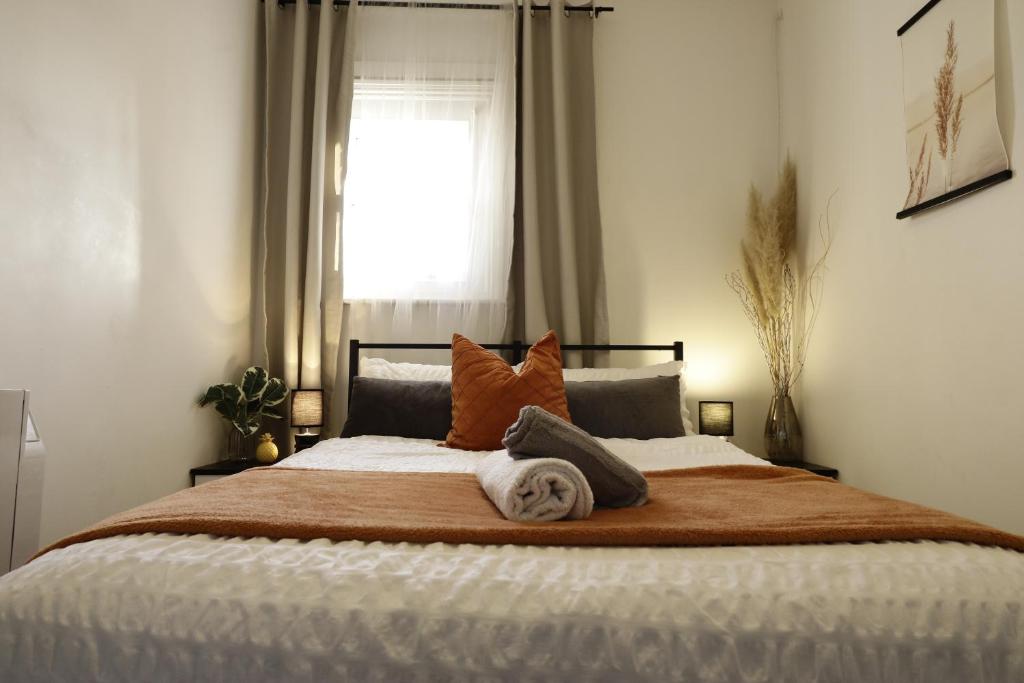 Φωτογραφία από το άλμπουμ του 2 Bed Spacious Apartment Town Centre Train Station WIFI στο Κόλτσεστερ