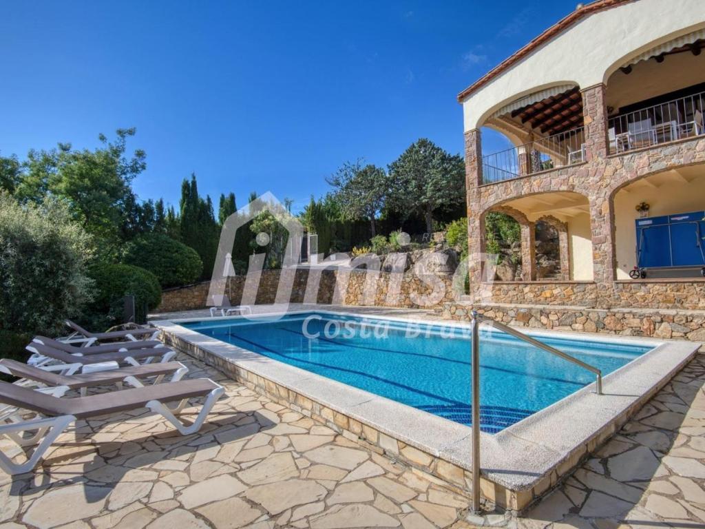 an image of a swimming pool in a villa at Villa Paradise in Calonge