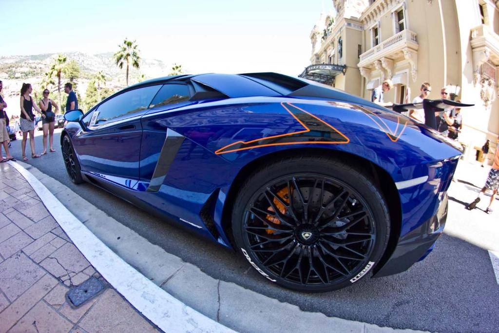 ニースにあるFranse - Niceの青いレクサスが路上に駐車されている