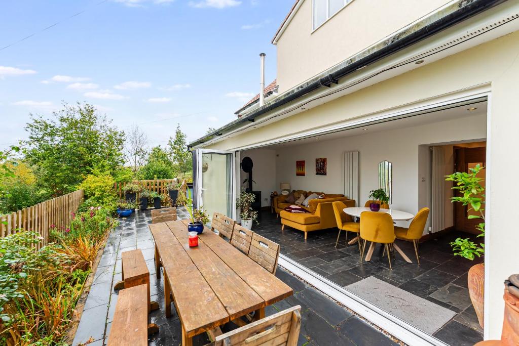 En balkon eller terrasse på Whimsical Countryside Escape with Sprawling Garden