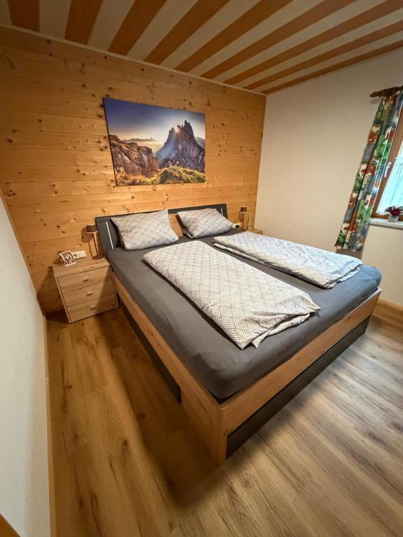 プフンツにあるApartment in Austriaの木製の部屋にベッド1台が備わるベッドルーム1室があります。
