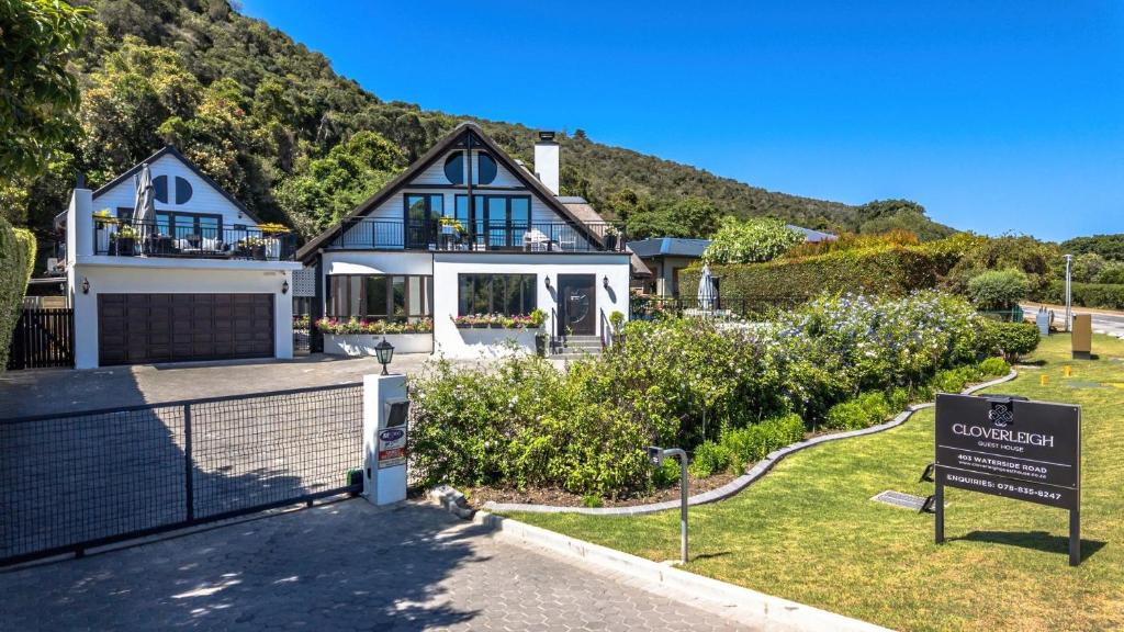 ウィルダネスにあるCloverleigh Guest Houseの前に看板がある家