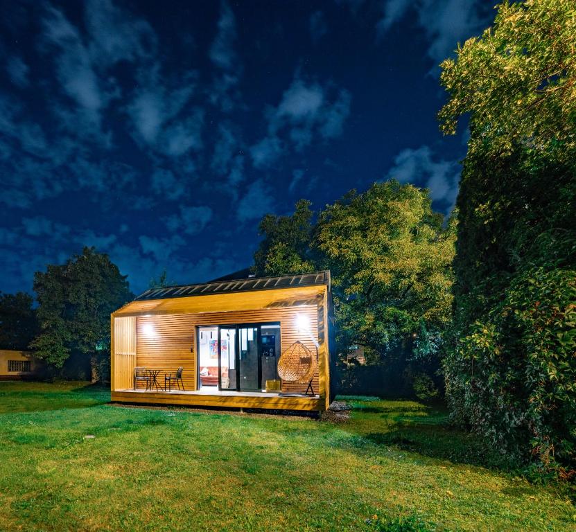 una casetta in un giardino di notte di Ostravinka - Boutique Cabin a Ostrava