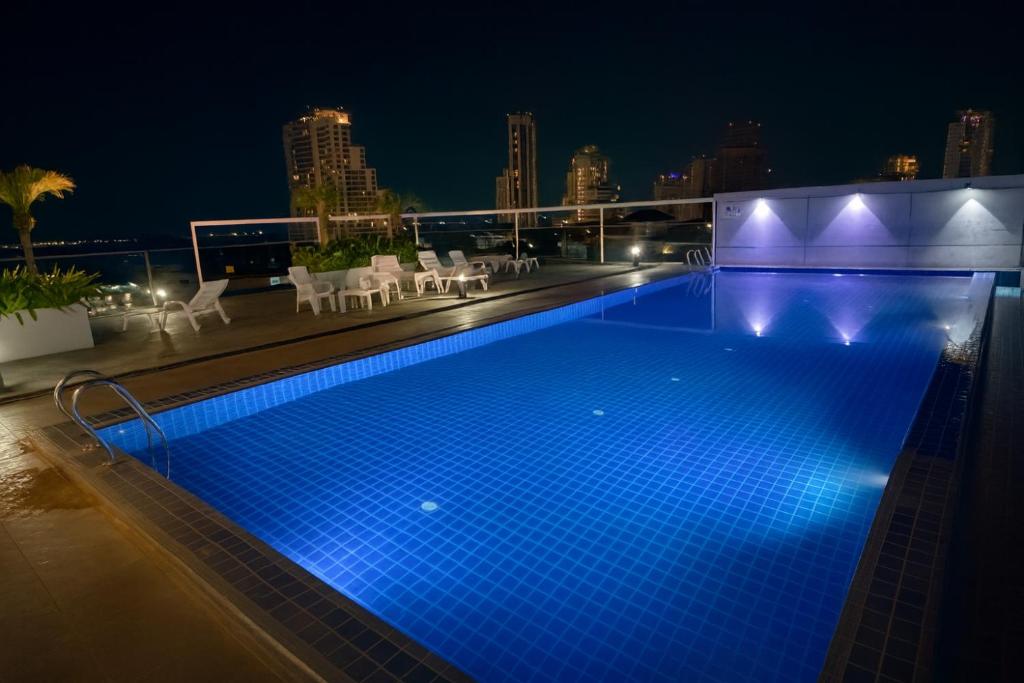 Picture Idea: Pattaya Modern 2Br Condo Rooftop Swimming Pool Pratumnak Pattaya South