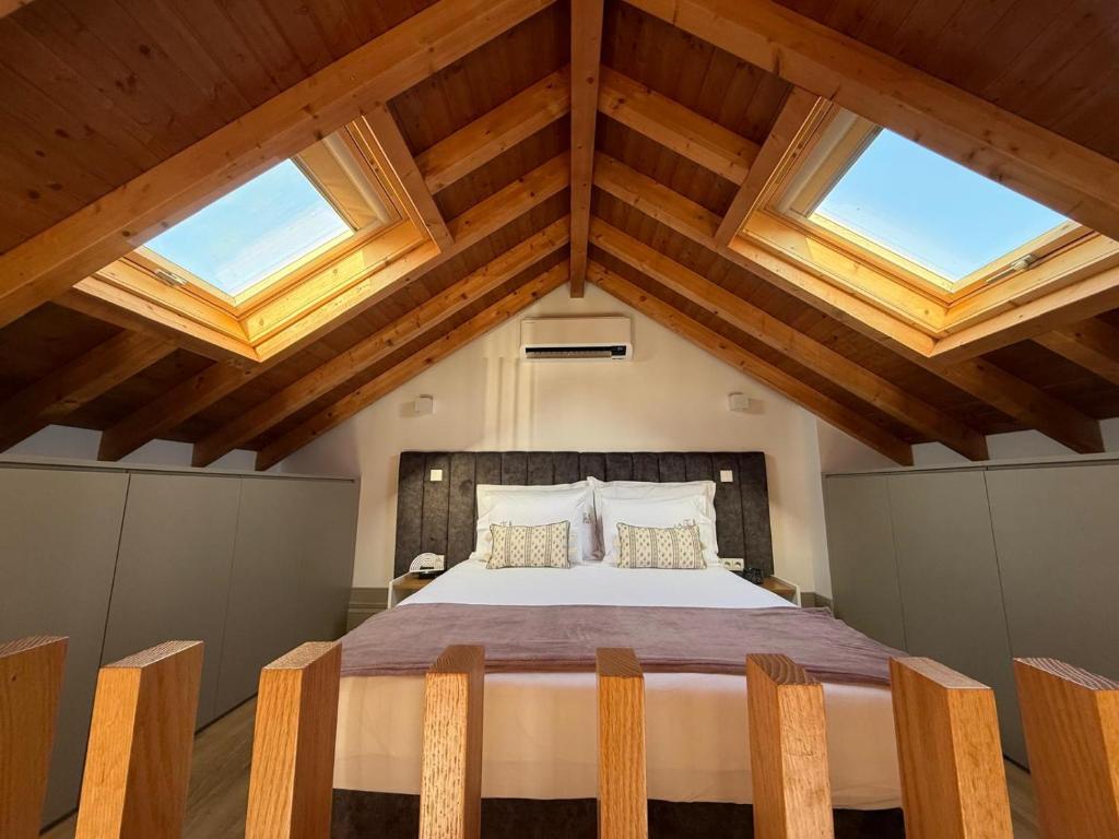 En eller flere senge i et værelse på Pinheiro Houses's- Luxury Apartment's