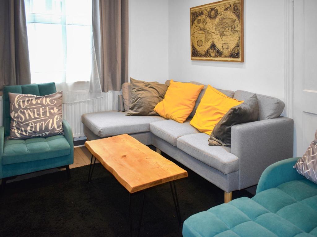 Posezení v ubytování Cliffside Cottage