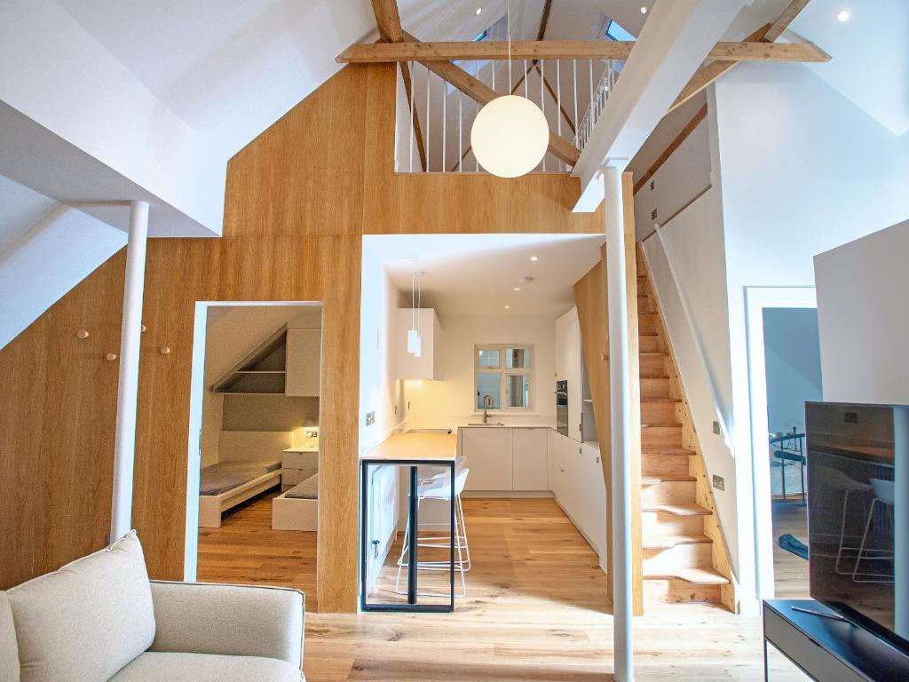 CholesburyWoodland View的房子里有一个开放式的起居室和厨房，里面有楼梯。