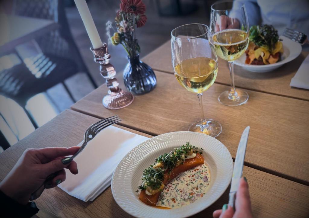 GramにあるSlotskro & Gæstgivergård ved Gram Slotのテーブル(一皿の料理とワイン2杯付)