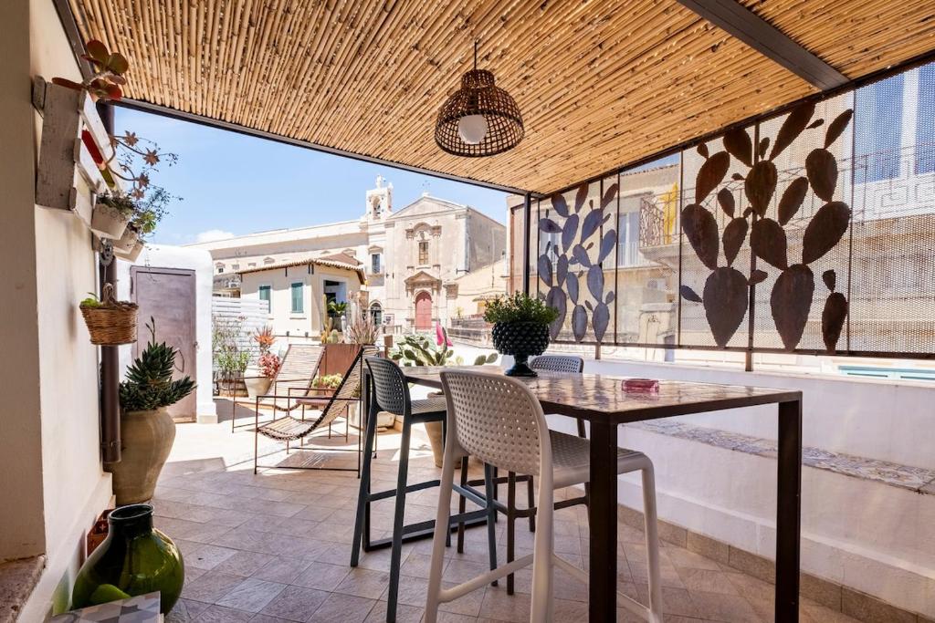 Balkón nebo terasa v ubytování La Finestra su Noto