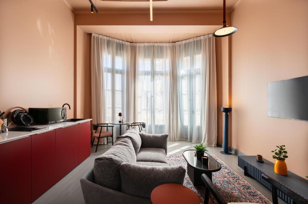 uma sala de estar com um sofá e uma mesa em grey l studio apartments Downtown Cairo Bidair House em Cairo