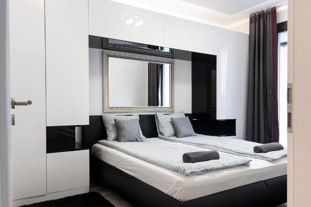 Un dormitorio con dos camas y una ventana. en Stylish city centre apartments, en Budapest