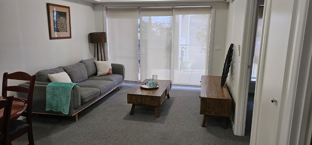 ein Wohnzimmer mit einer Couch und einem Couchtisch in der Unterkunft Star on Main in Lower Plenty