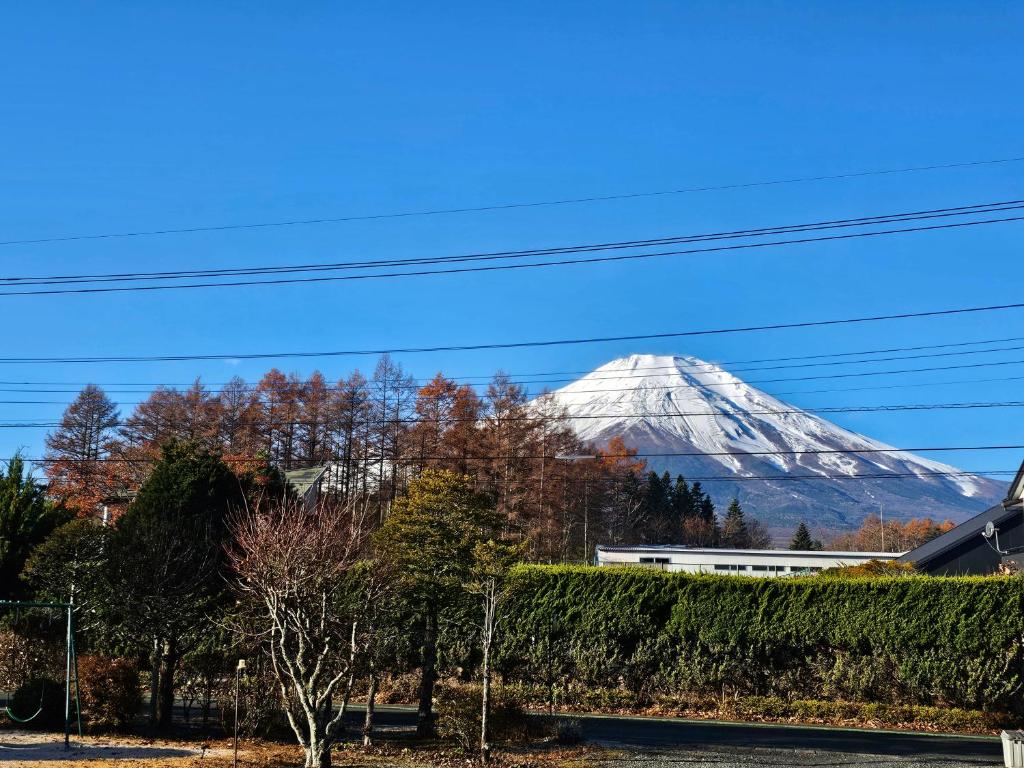 Cảnh núi rừng hoặc tầm nhìn ra núi từ nhà khách