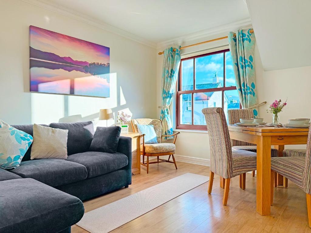 een woonkamer met een bank en een tafel bij Hindscarth in Keswick