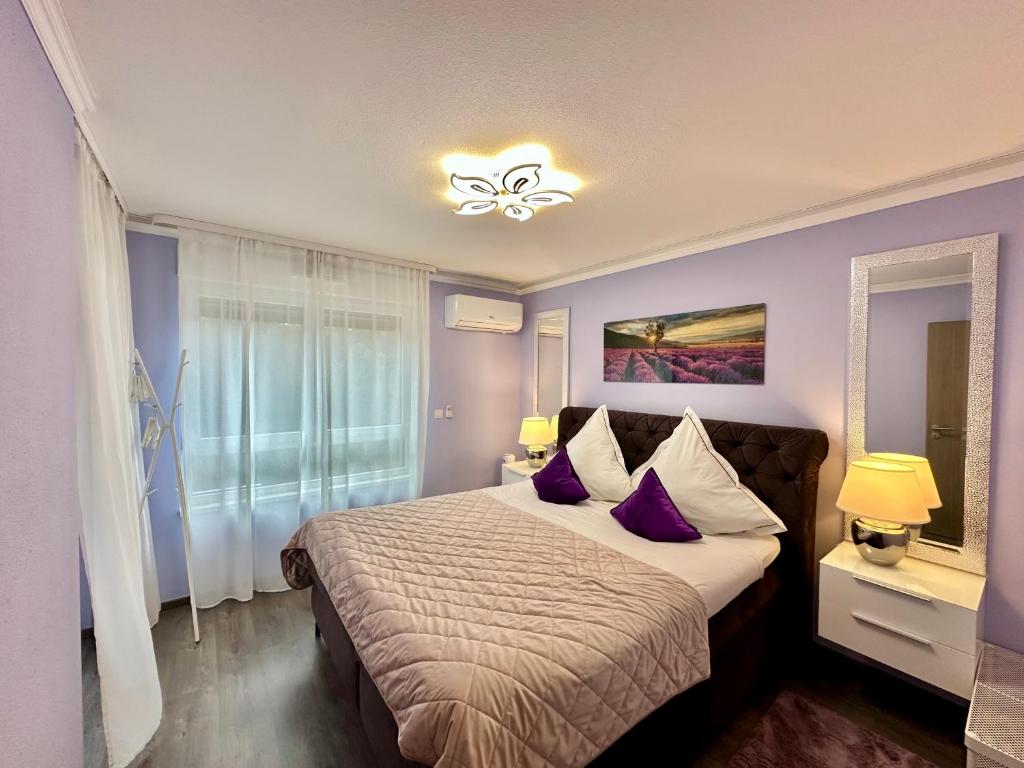 Una cama o camas en una habitación de Charming apartment with Garden, Free Parking near Basel, Airport, Ger'many, France,