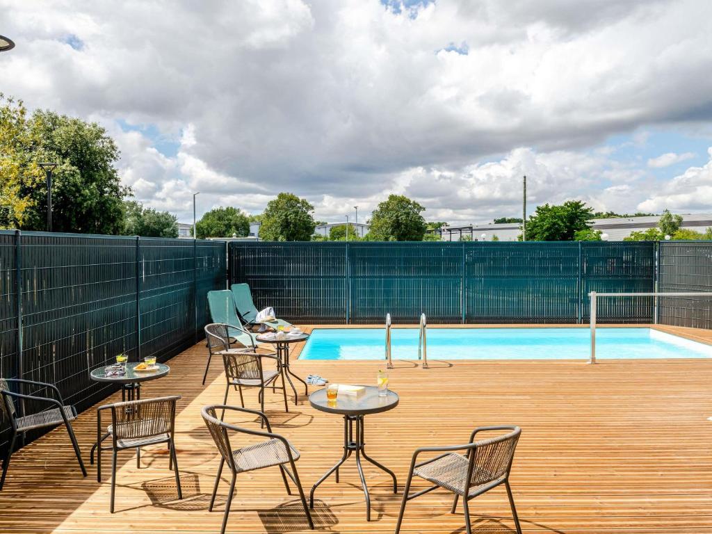 Πισίνα στο ή κοντά στο ibis Bordeaux Nord Carbon Blanc