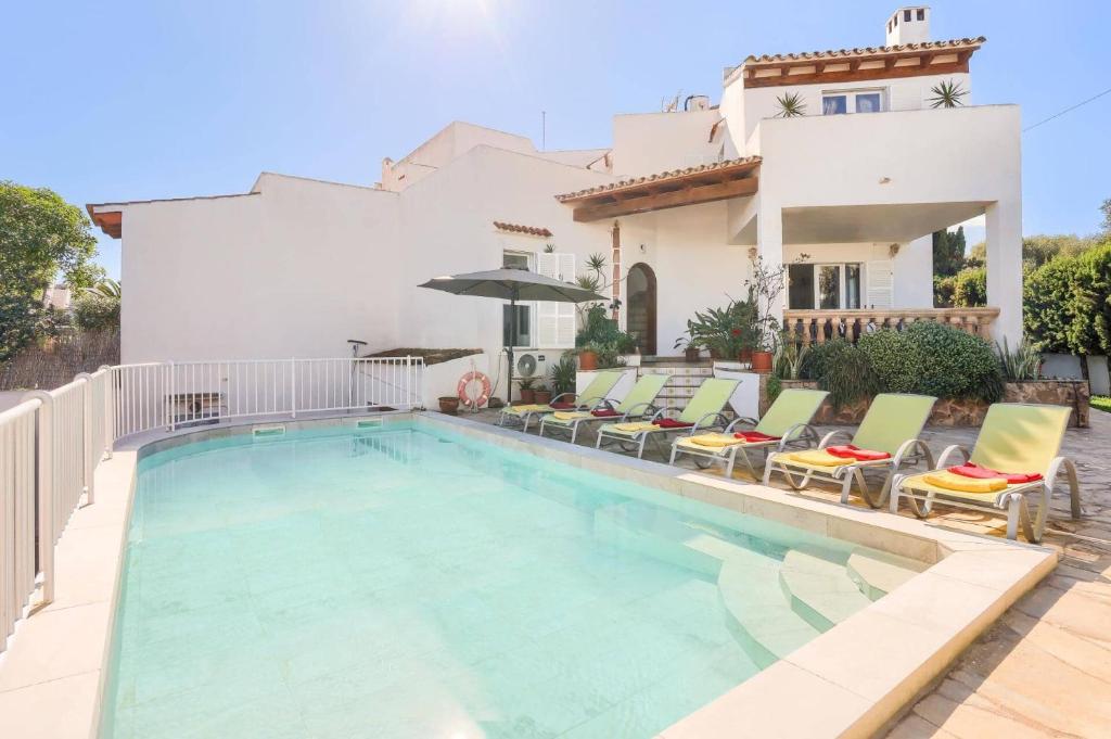 una villa con piscina e una casa di Villa Juan by Villa Plus a Portopetro