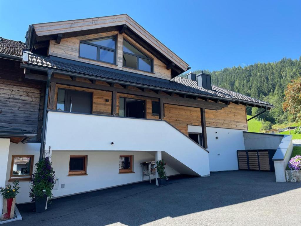 una vista exterior de una casa con garaje en Hartl, Haus, en Rauris