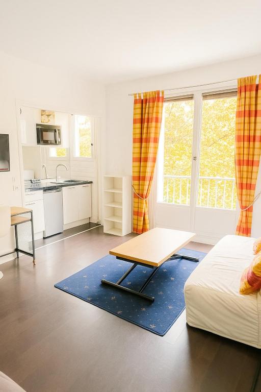 Bright Studio with Stunning Open View Paris 16, Dauphine University