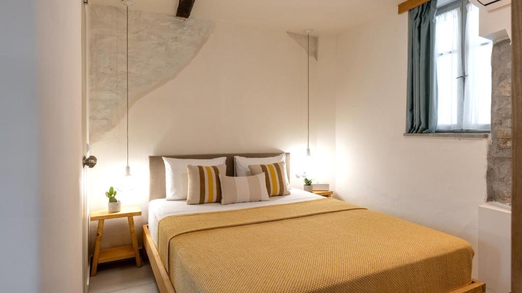 Кровать или кровати в номере Capella Skiathos, Residences