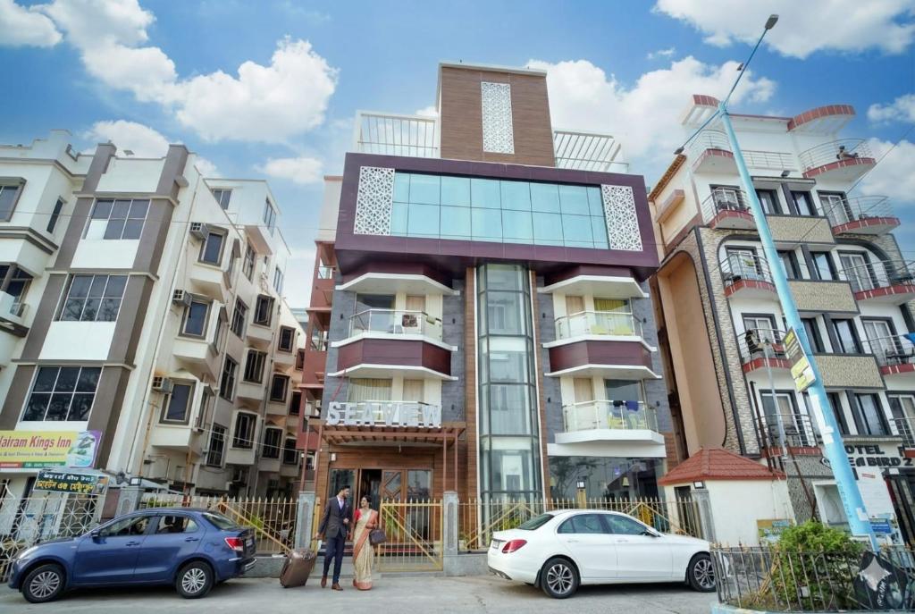 ディガにあるRoyal SeaViewの建物の前に車が駐車されている