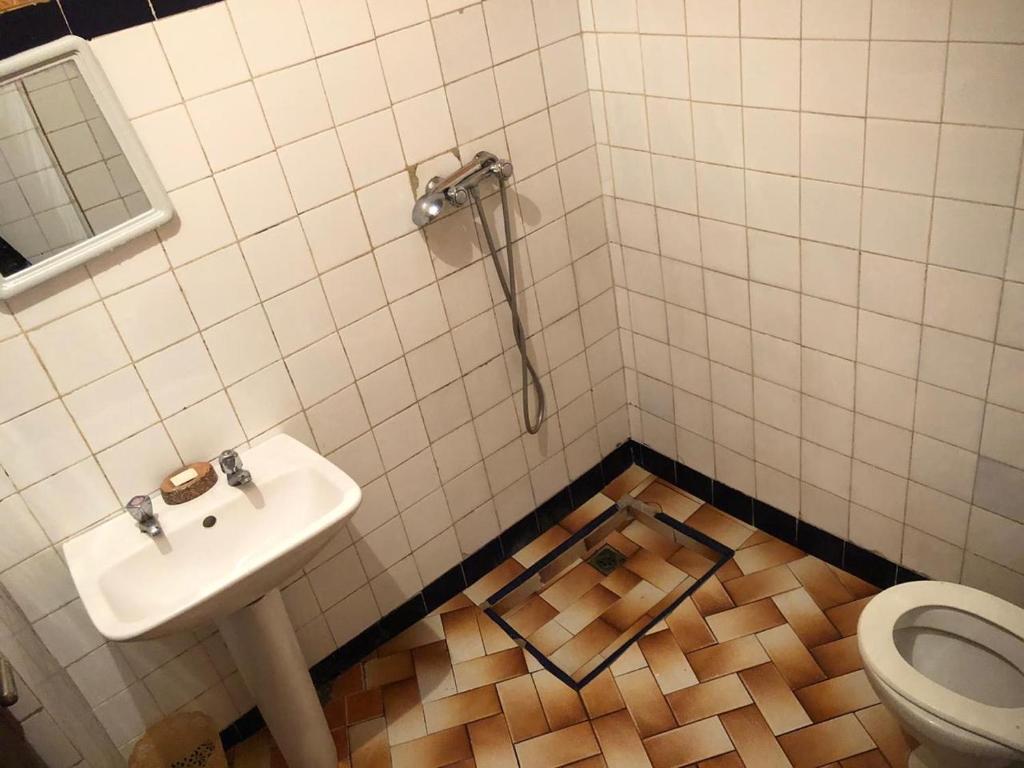 un bagno con lavandino e WC di Hostel Znika Chefchaouen a Chefchaouen