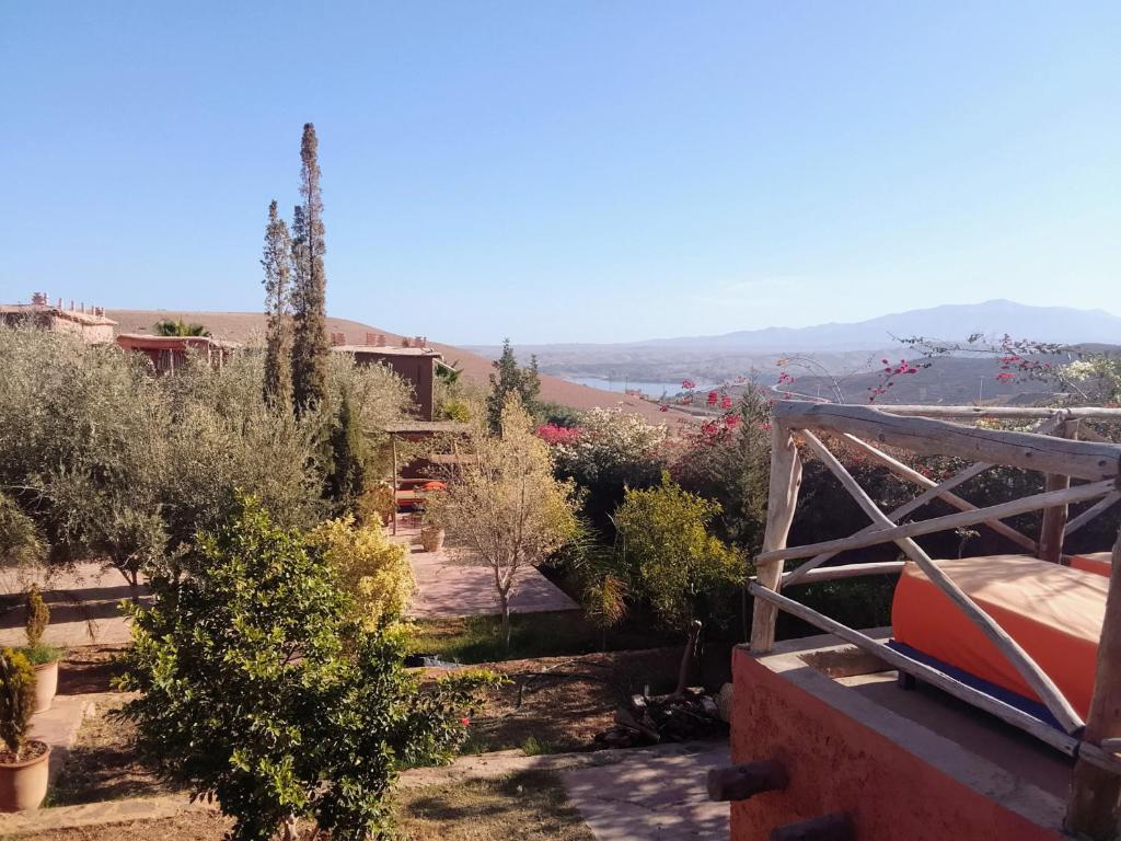 una vista de un jardín con arbustos y árboles en dar boumida, en Lalla Takerkoust