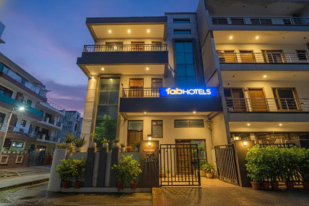 Un edificio con un cartel de hotel en el costado. en FabHotel Golf Luxury, en Gurgaon